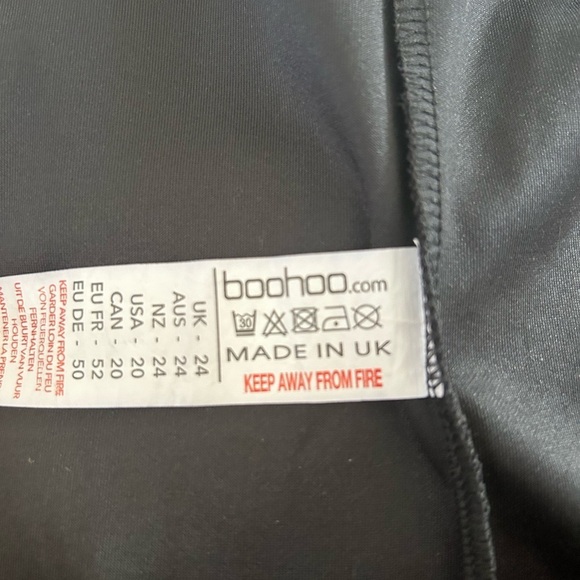 NWOT BOOHOO BLACK, V NECK, WAIST CUTOUT, WIDE LEG JUMPSUIT. - Picture 6 of 7